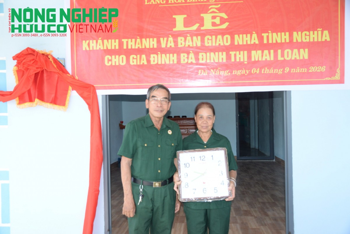 Niềm vui của gia đình bà Đinh Thị Mai Loan khi được đón nhận mái ấm mới kiên cố và ấm áp nghĩa tình. Niềm vui của gia đình bà Đinh Thị Mai Loan khi được đón nhận mái ấm mới kiên cố và ấm áp nghĩa tình.