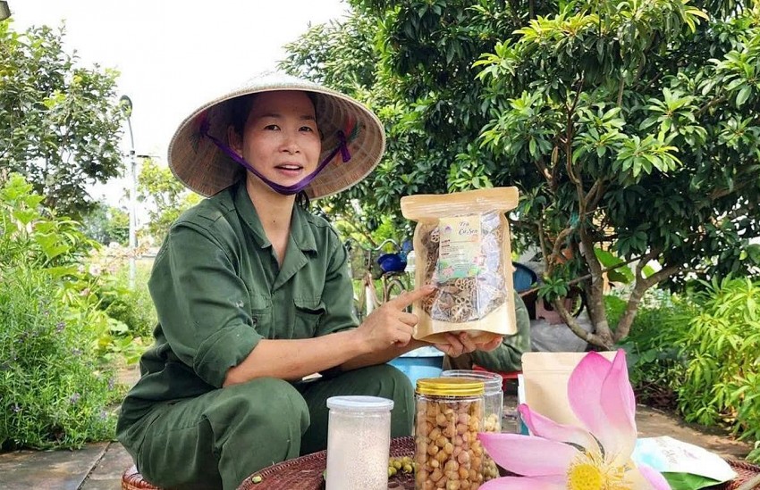 Nhũng phiên livestream bán các mặt hàng từ sen của chị Thu luôn thu hút hàng nghìn lượt xem.