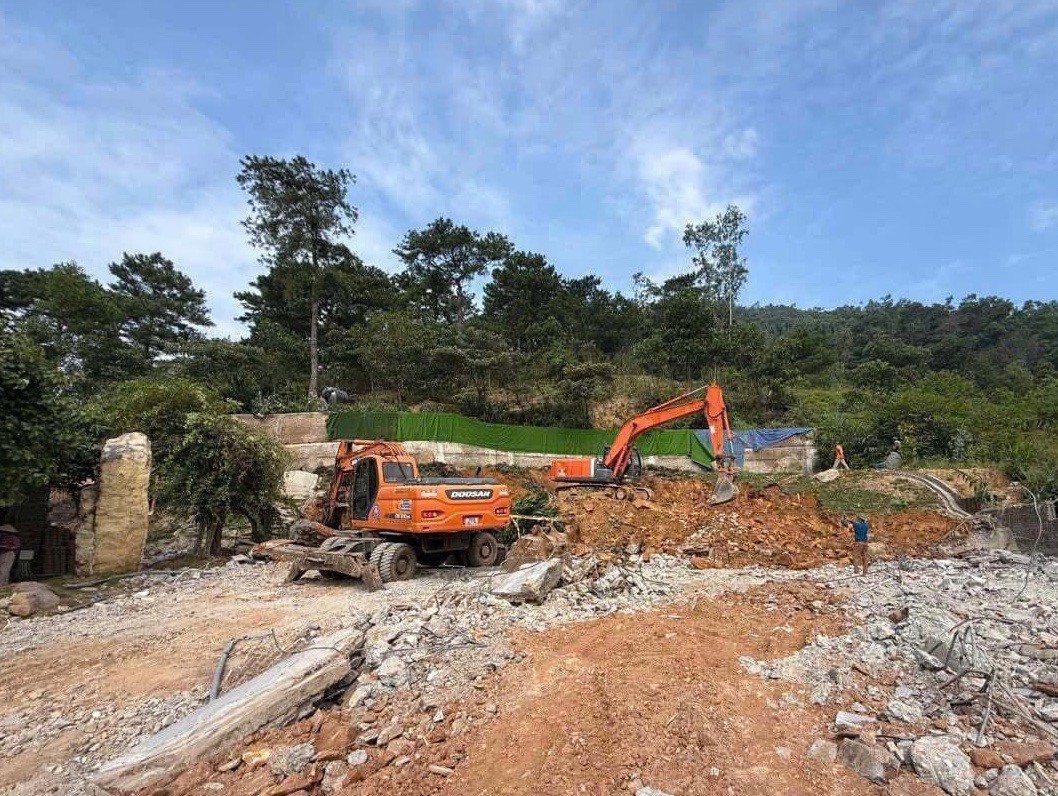 Hà Nội: Cưỡng chế loạt công trình vi phạm đất rừng phòng hộ ven hồ Đồng Đò