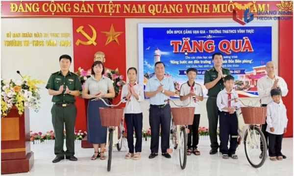 Quảng Ninh: Tặng quà học sinh có hoàn cảnh khó khăn trước thềm năm học mới
