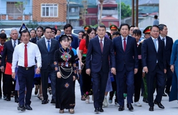 Thủ tướng Chính phủ Lê Minh Hưng dự lễ khai giảng tại Trường Phổ thông nội trú Tiểu học và THCS Mường Khương