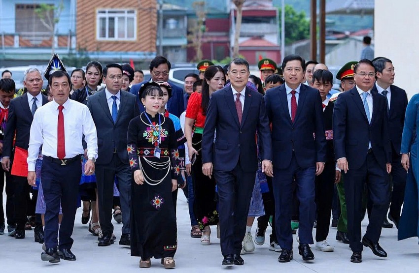 Thủ tướng Chính phủ Lê Minh Hưng dự lễ khai giảng tại Trường Phổ thông nội trú Tiểu học và THCS Mường Khương
