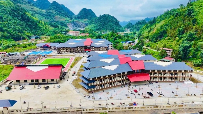 Thủ tướng Chính phủ Lê Minh Hưng dự lễ khai giảng tại Trường Phổ thông nội trú Tiểu học và THCS Mường Khương