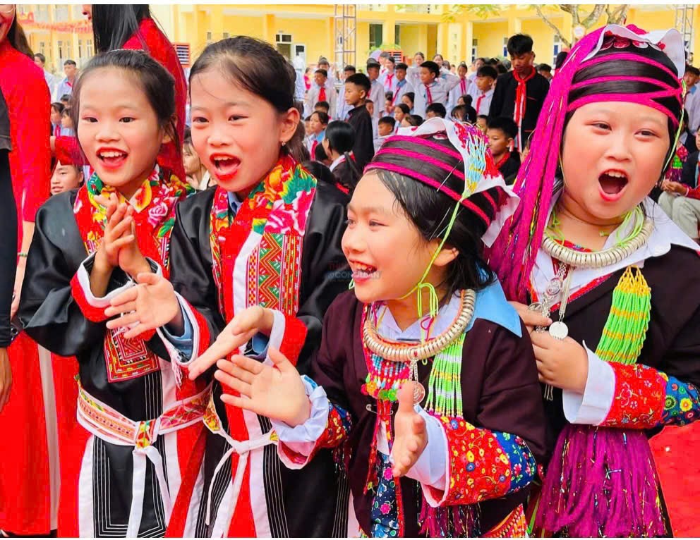 Các em học sinh Trường PTNT Tiểu học và THCS Quảng Sơn hân hoan khai giảng năm học mới.