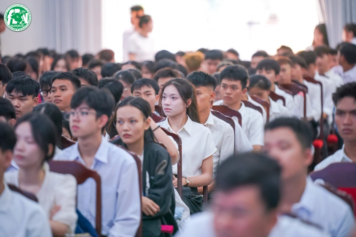 ĐH Nông Lâm - ĐH Huế: Khoa Chăn nuôi Thú y chào đón 353 tân sinh viên Khóa 60
