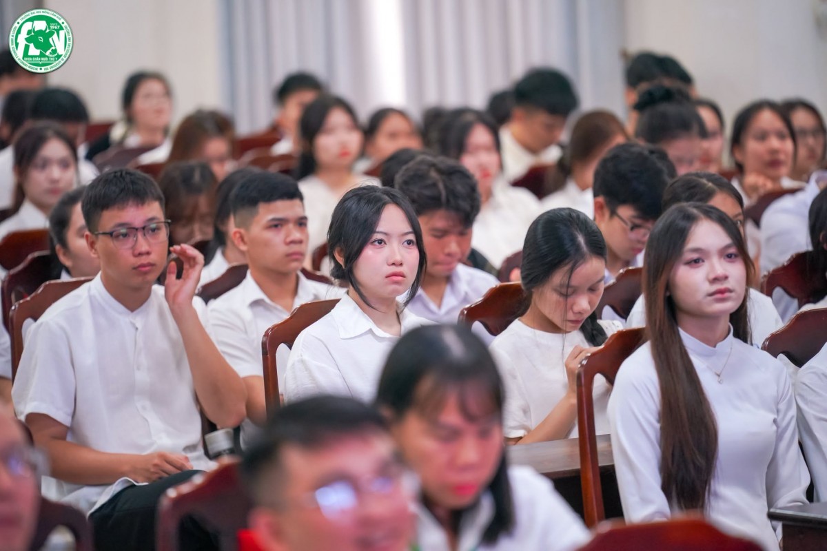 ĐH Nông Lâm - ĐH Huế: Khoa Chăn nuôi Thú y chào đón 353 tân sinh viên Khóa 60