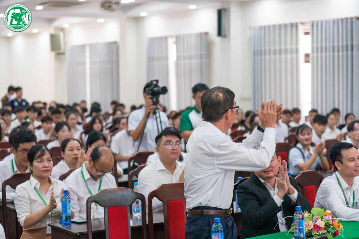 ĐH Nông Lâm - ĐH Huế: Khoa Chăn nuôi Thú y chào đón 353 tân sinh viên Khóa 60