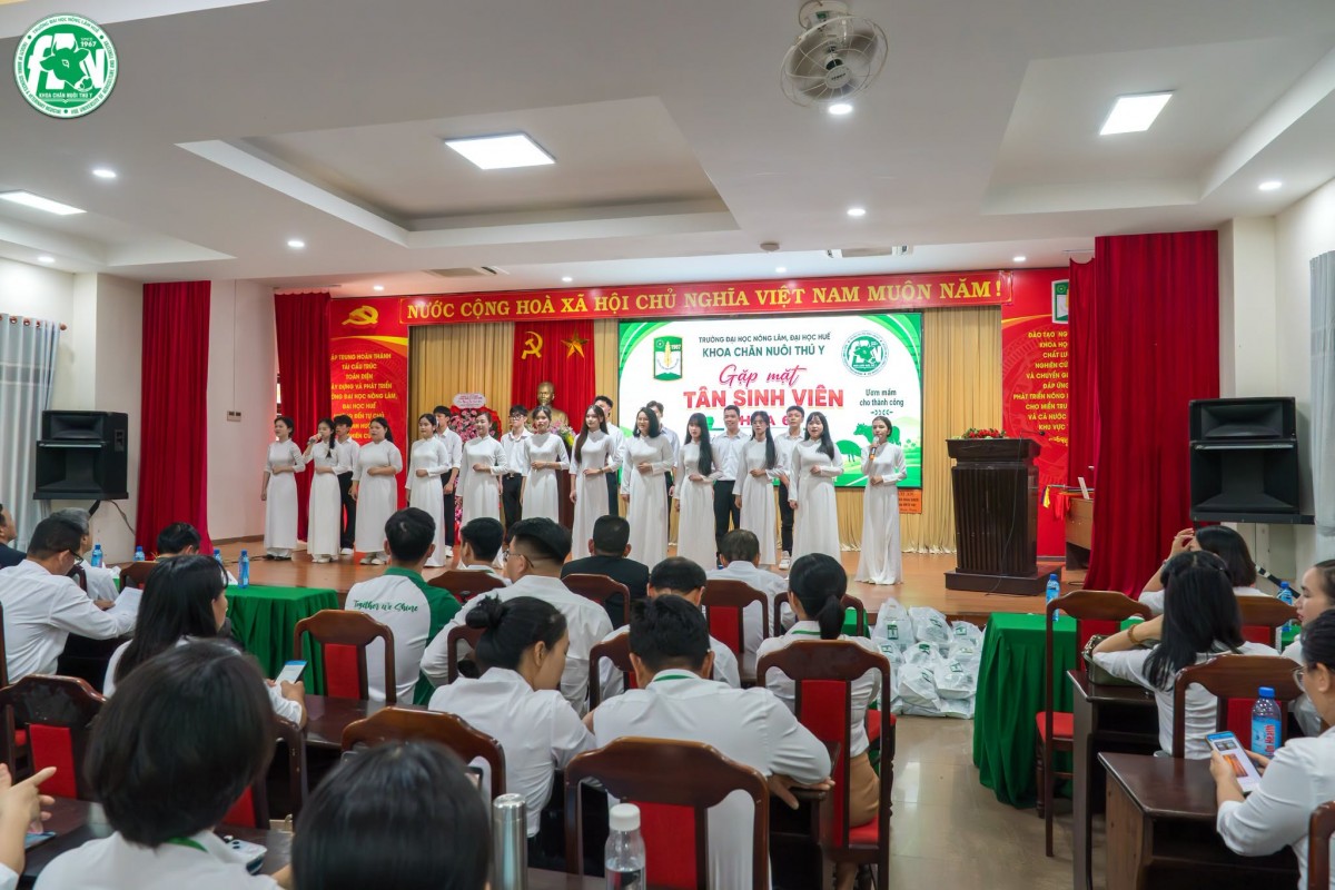 ĐH Nông Lâm - ĐH Huế: Khoa Chăn nuôi Thú y chào đón 353 tân sinh viên Khóa 60
