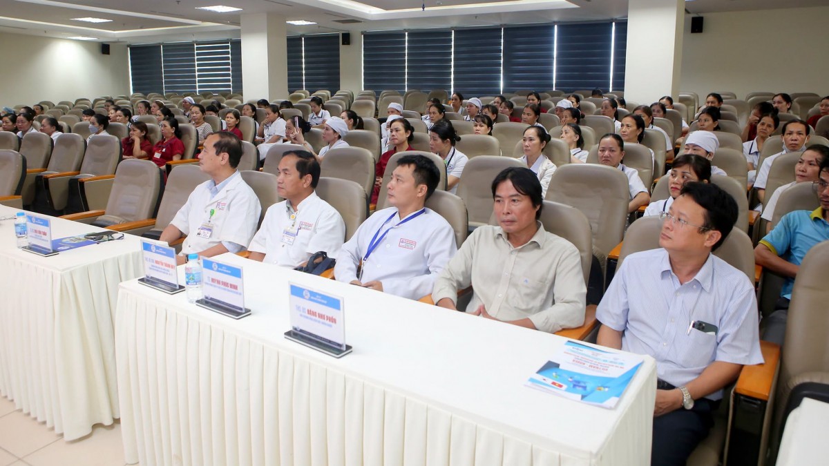 Tổ chức tập huấn “Kiểm soát nhiễm khuẩn và An toàn vệ sinh lao động cho nhân viên vệ sinh”