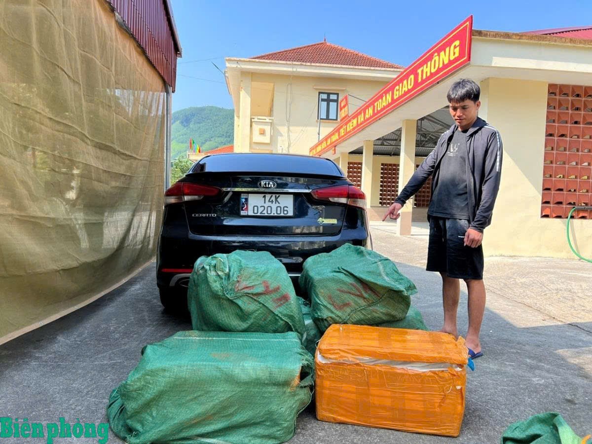 Đối tượng vận chuyển và tang vật: ( Ảnh: báo Biên Phòng