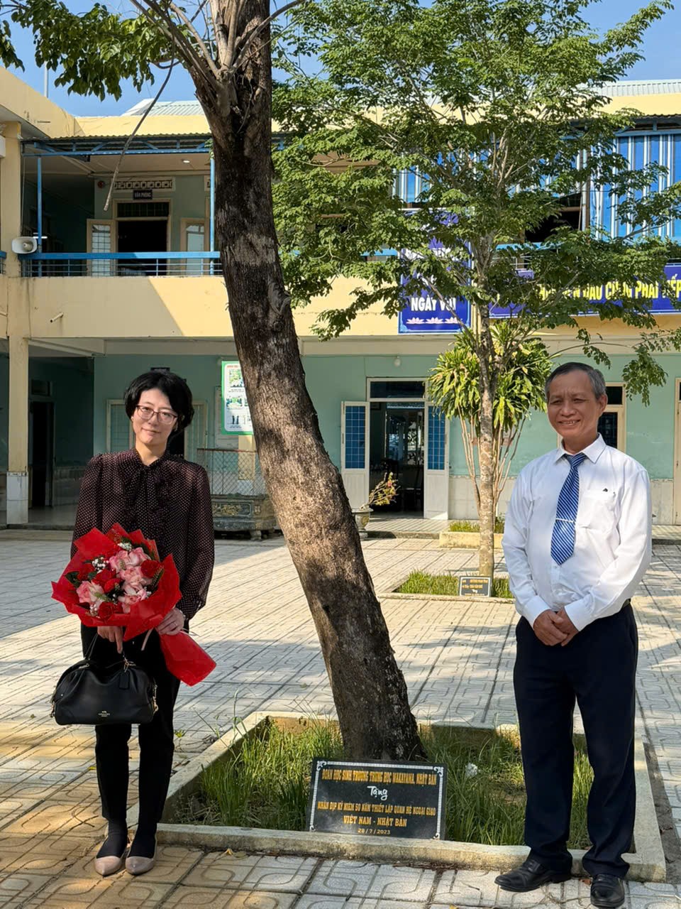 Bà Mochizuki Kaoru, Phó Tổng Lãnh sự Tổng Lãnh sự quán Nhật Bản tại Đà Nẵng, về dự Lễ khai giảng và thăm Trường Tiểu học Junko.