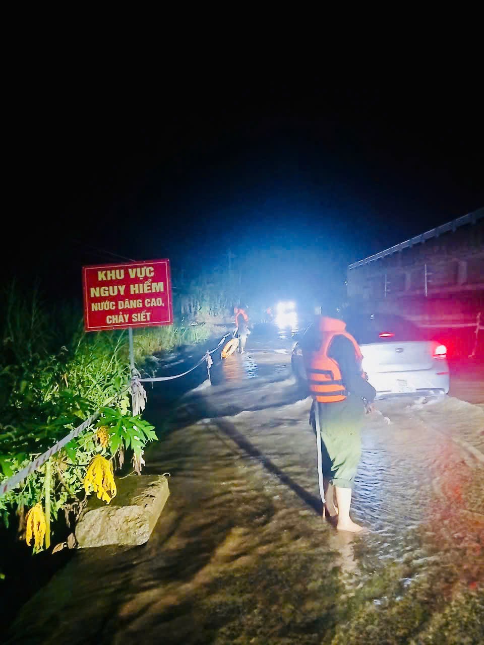 Cận cảnh những người lính “trắng đêm” đảm bảo an toàn tính mạng, tài sản người dân