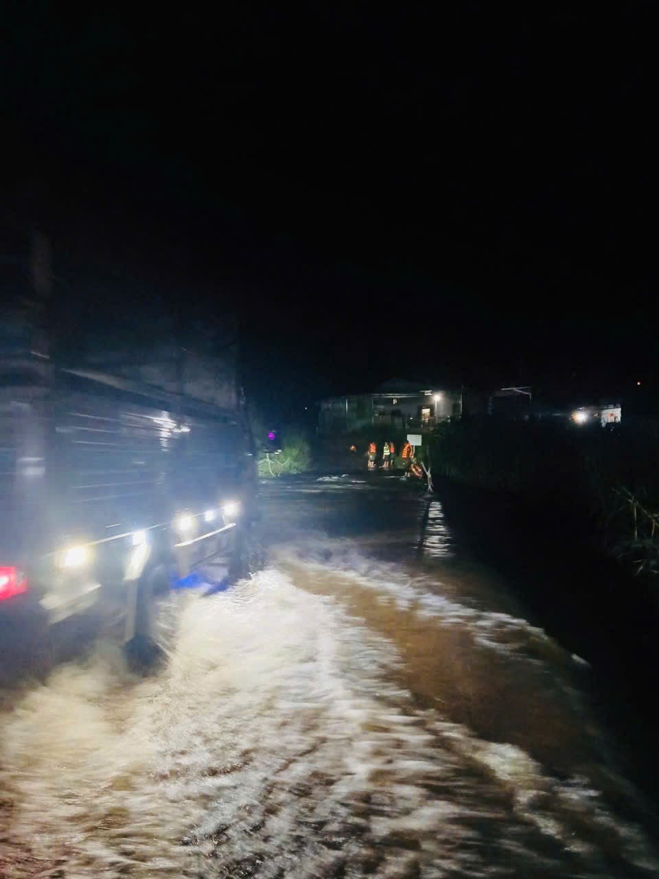 Cận cảnh những người lính “trắng đêm” đảm bảo an toàn tính mạng, tài sản người dân