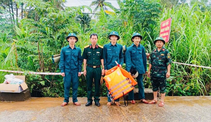 Cận cảnh những người lính “trắng đêm” đảm bảo an toàn tính mạng, tài sản người dân
