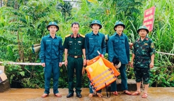 Cận cảnh những người lính “trắng đêm” đảm bảo an toàn tính mạng, tài sản người dân