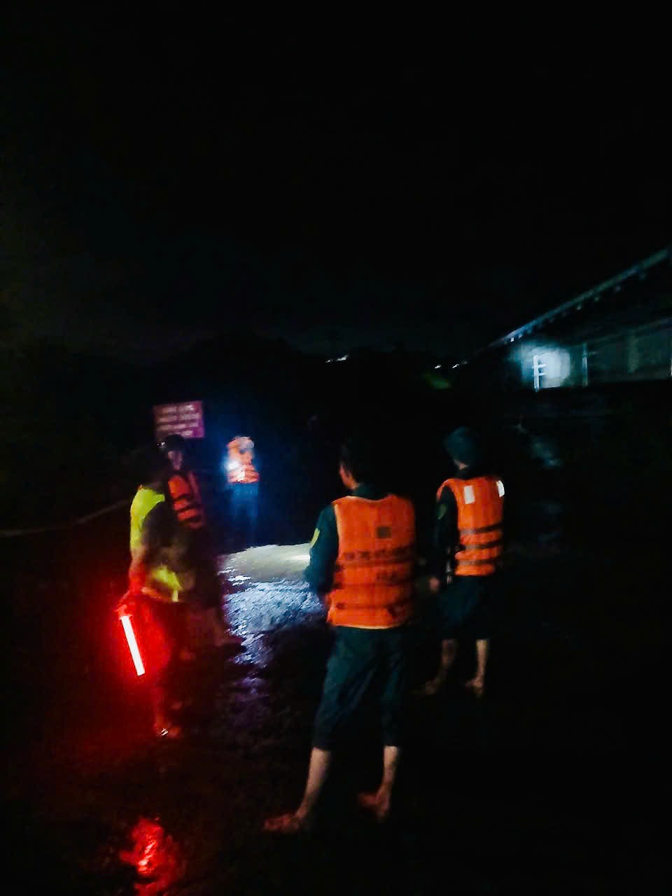Cận cảnh những người lính “trắng đêm” đảm bảo an toàn tính mạng, tài sản người dân
