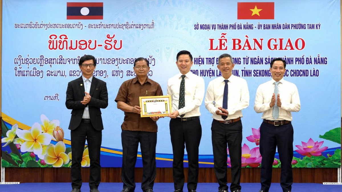 Thắt chặt tình đoàn kết hữu nghị Việt - Lào tại Lễ bàn giao kinh phí viện trợ giữa Đà Nẵng và huyện Lạ Màm.