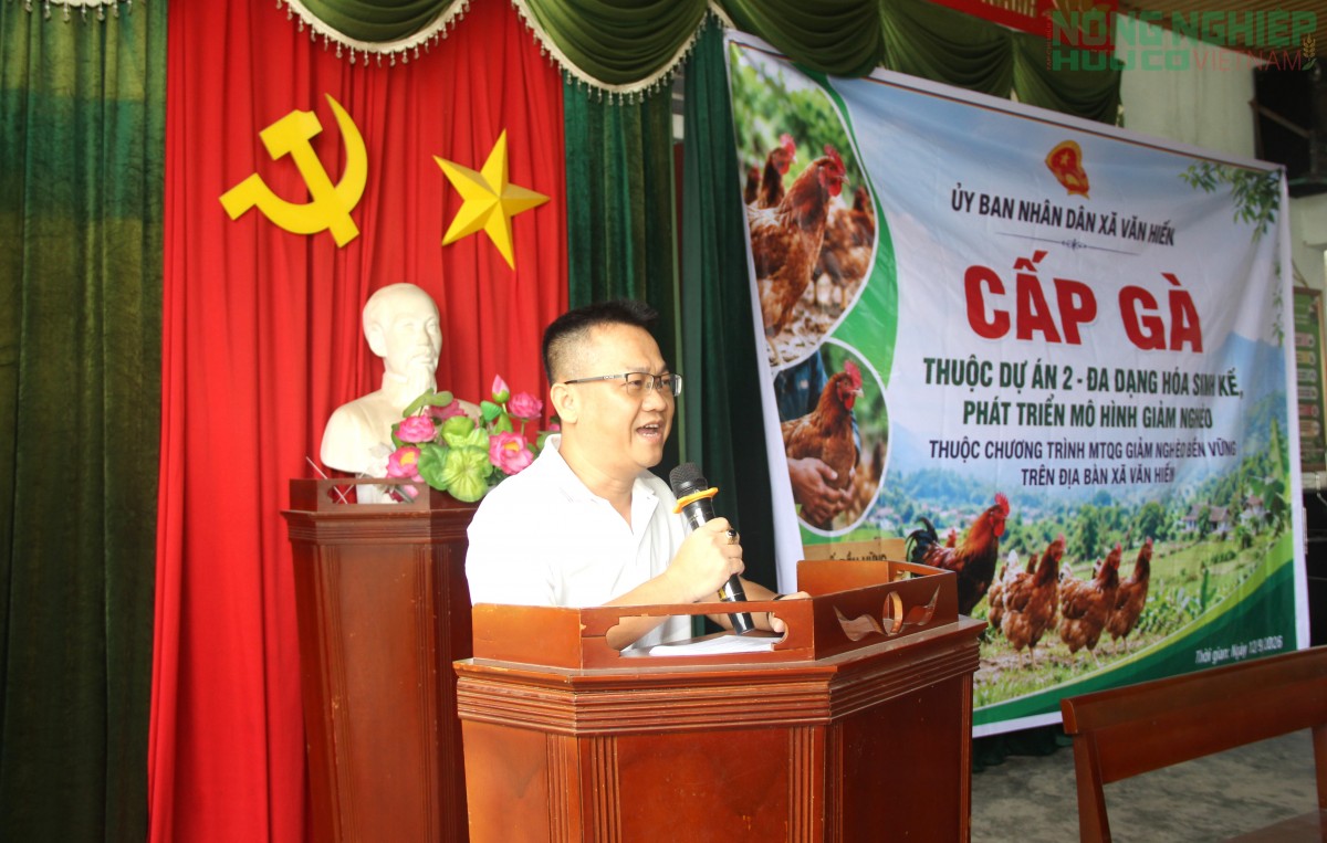Xã Văn Hiến cấp phát gà giống cho hàng trăm hộ nghèo, cận nghèo, hỗ trợ sinh kế