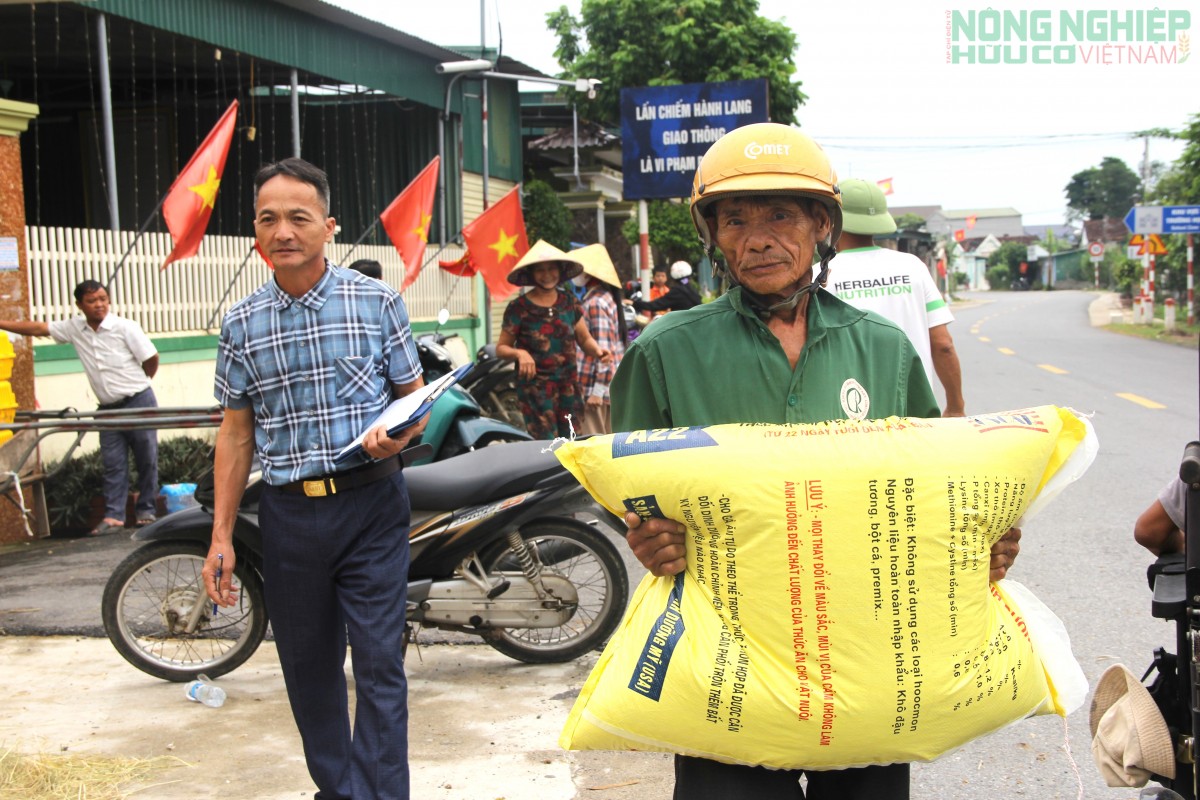 Xã Văn Hiến cấp phát gà giống cho hàng trăm hộ nghèo, cận nghèo, hỗ trợ sinh kế