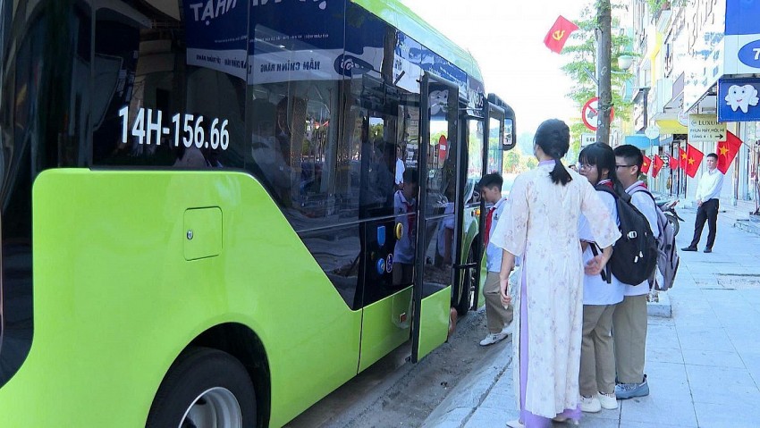 6 tuyến xe buýt điện miễn phí đưa đón học sinh. 