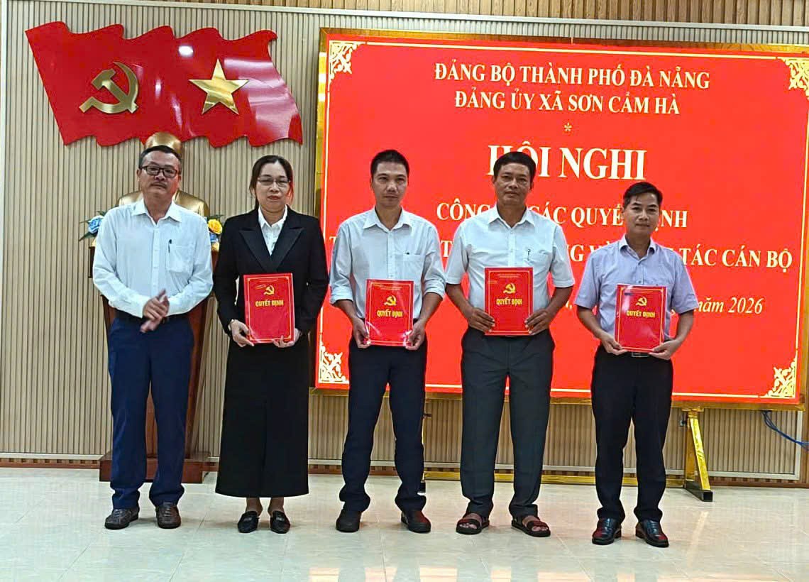 Giao nhiệm vụ cán bộ, ổn định tổ chức bộ máy cho các chi bộ mới thành lập tại xã Sơn Cẩm Hà.