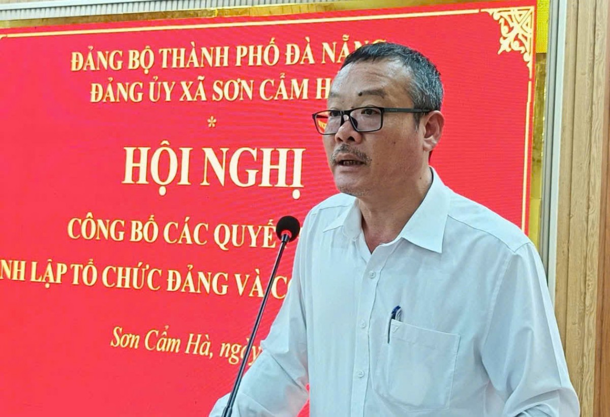 Phát biểu chỉ đạo tại hội nghị công bố quyết định về công tác tổ chức Đảng và cán bộ xã Sơn Cẩm Hà.