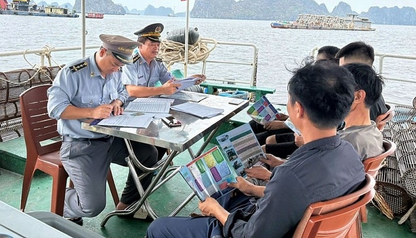 Đoàn kiểm tra kiểm tra giấy giấy tờ phương tiện kết hợp tuyên tuyền cho ngư dân.