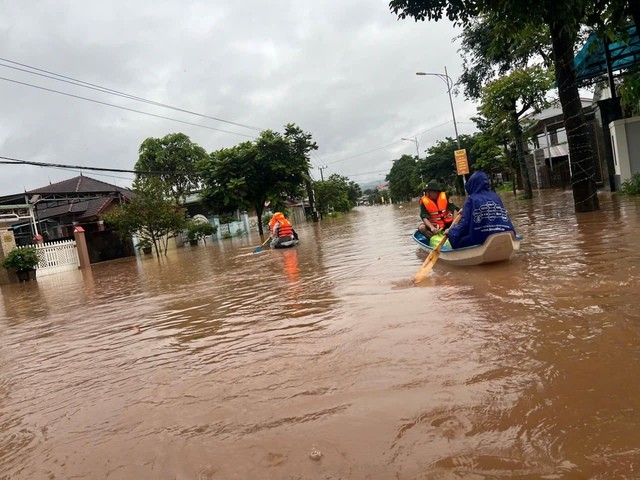 Mưa lớn gây thiệt hại hơn 1.000 ha lúa, hoa màu, gần 1.000 hộ dân phải sơ tán