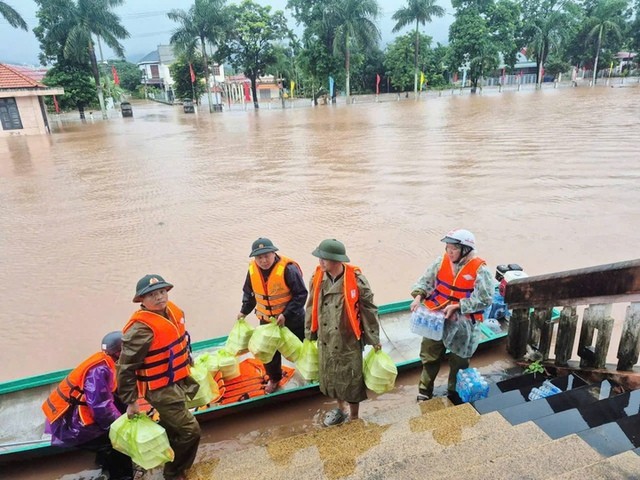 Mưa lớn gây thiệt hại hơn 1.000 ha lúa, hoa màu, gần 1.000 hộ dân phải sơ tán