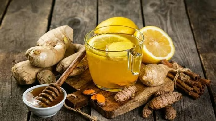 Giao mùa dễ ho, khô rát họng, uống nước chanh gừng mật ong có thực sự hữu ích?