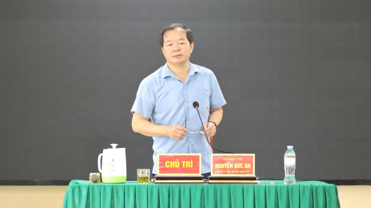 Ông Nguyễn Đức An, Tỉnh ủy viên, Bí thư Đảng ủy xã Kim Bảng phát biểu kết luận hội nghị, yêu cầu triển khai công tác giải phóng mặt bằng quyết liệt, rõ người, rõ việc, rõ thời gian hoàn thành.