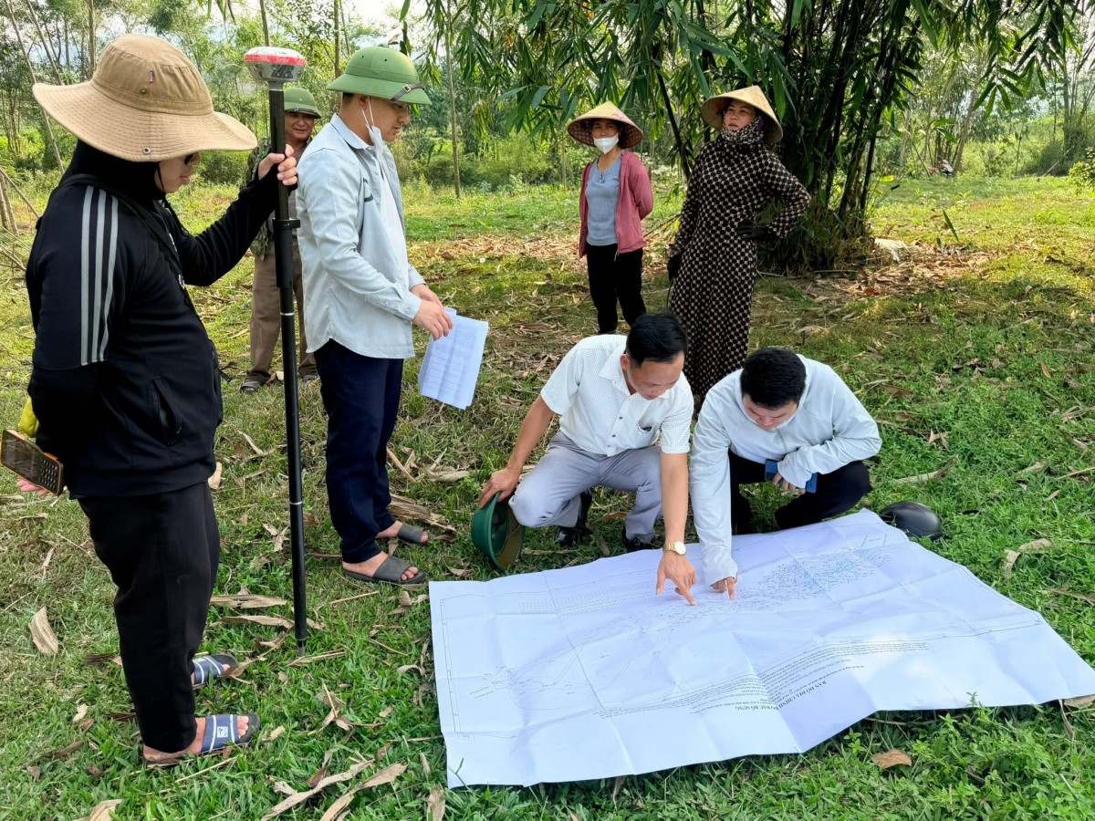 kiểm tra tiến độ công tác giải phóng mặt bằng phục vụ Dự án đường bộ cao tốc Vinh – Thanh Thủy trên địa bàn xã.