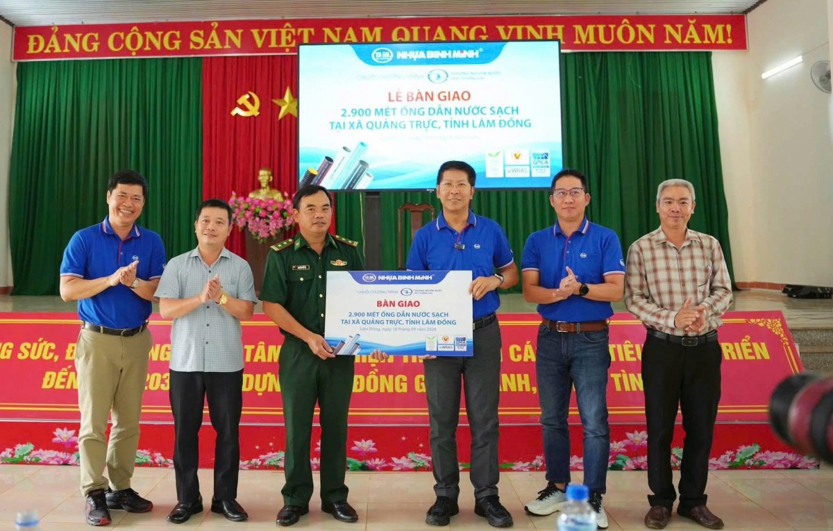 Lâm Đồng: Bàn giao ống dẫn nước, phục vụ việc kết nối nguồn nước về Đồn Biên phòng Đắk Dang