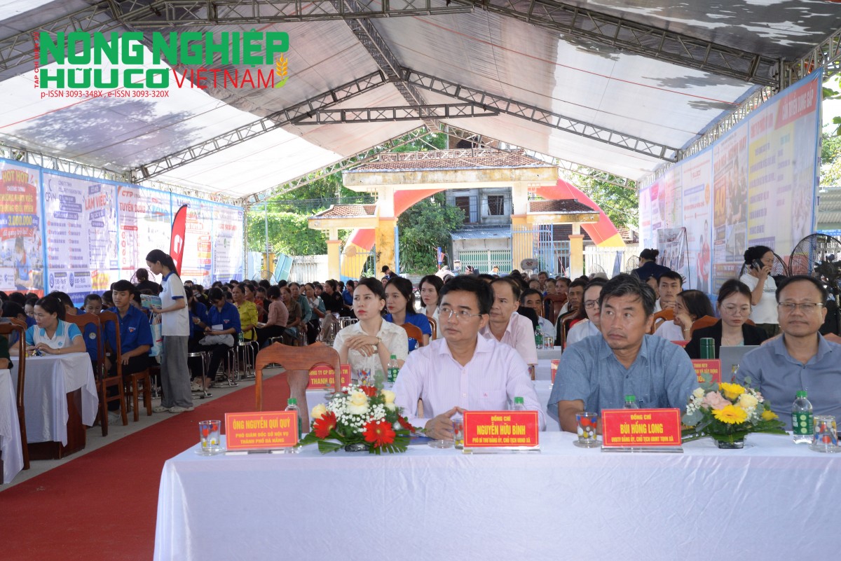 Ông Nguyễn Hữu Bình - Chủ tịch UBND xã Phú Ninh cùng đại biểu tham dự sự kiện.