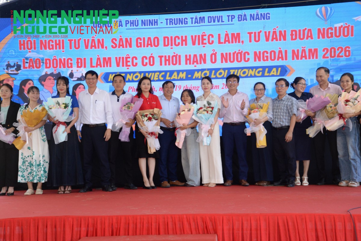 Đại diện lãnh đạo thành phố Đà Nẵng và xã Phú Ninh trao hoa cho các đơn vị, doanh nghiệp tham gia hội nghị.