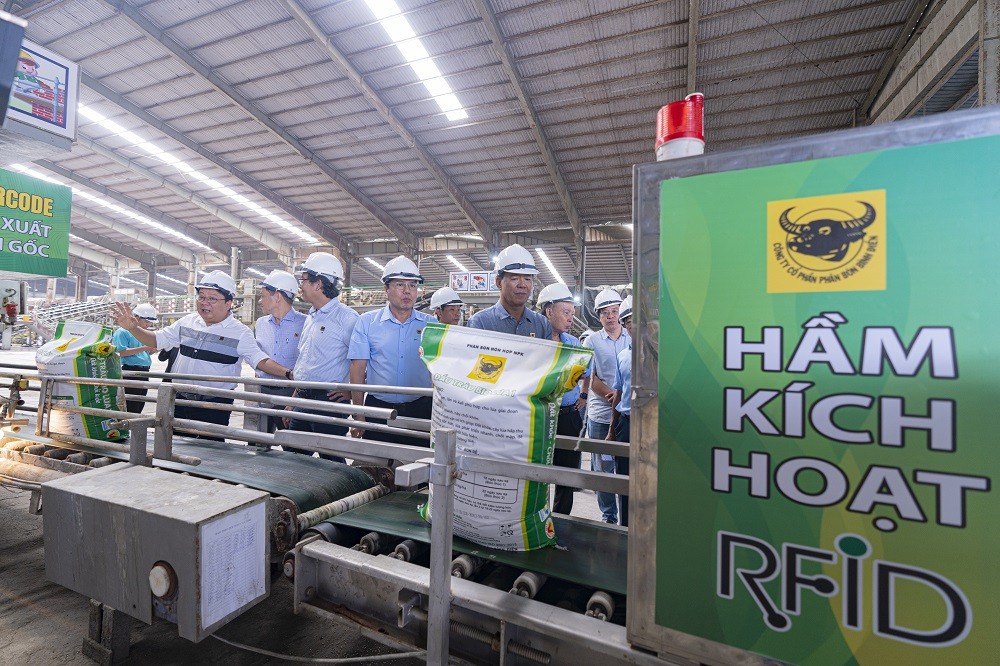 Bình Điền đưa “căn cước số” lên từng bao phân bón Đầu Trâu