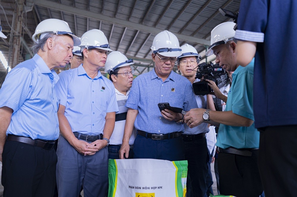 Bình Điền đưa “căn cước số” lên từng bao phân bón Đầu Trâu