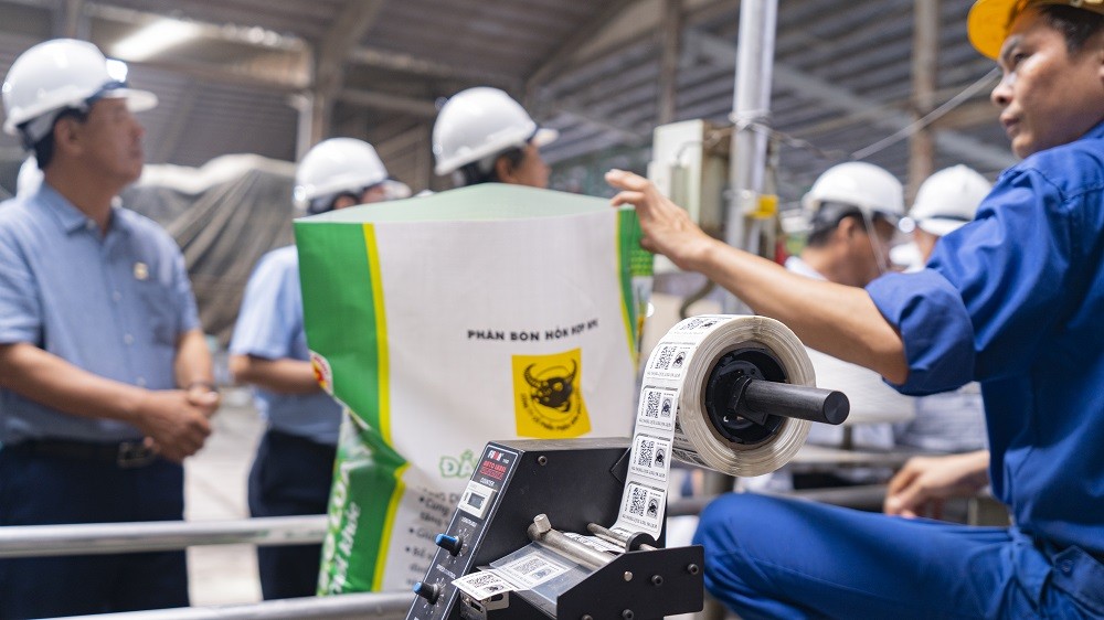 Bình Điền đưa “căn cước số” lên từng bao phân bón Đầu Trâu