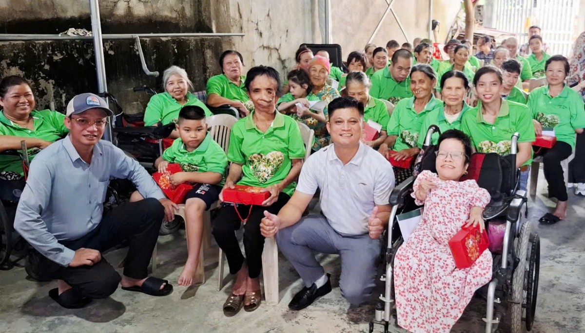 Đại diện VP Đồng bằng Sông Hồng chia sẻ niềm vui cùng các thành viên trong nhóm Khát Vọng Cỏ Dại