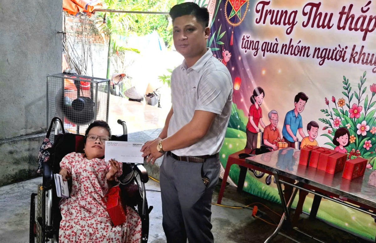 Đại diện VP Đồng Bằng Sông Hồng trao quà cho trưởng nhóm KHát Vọng Cỏ Dại .