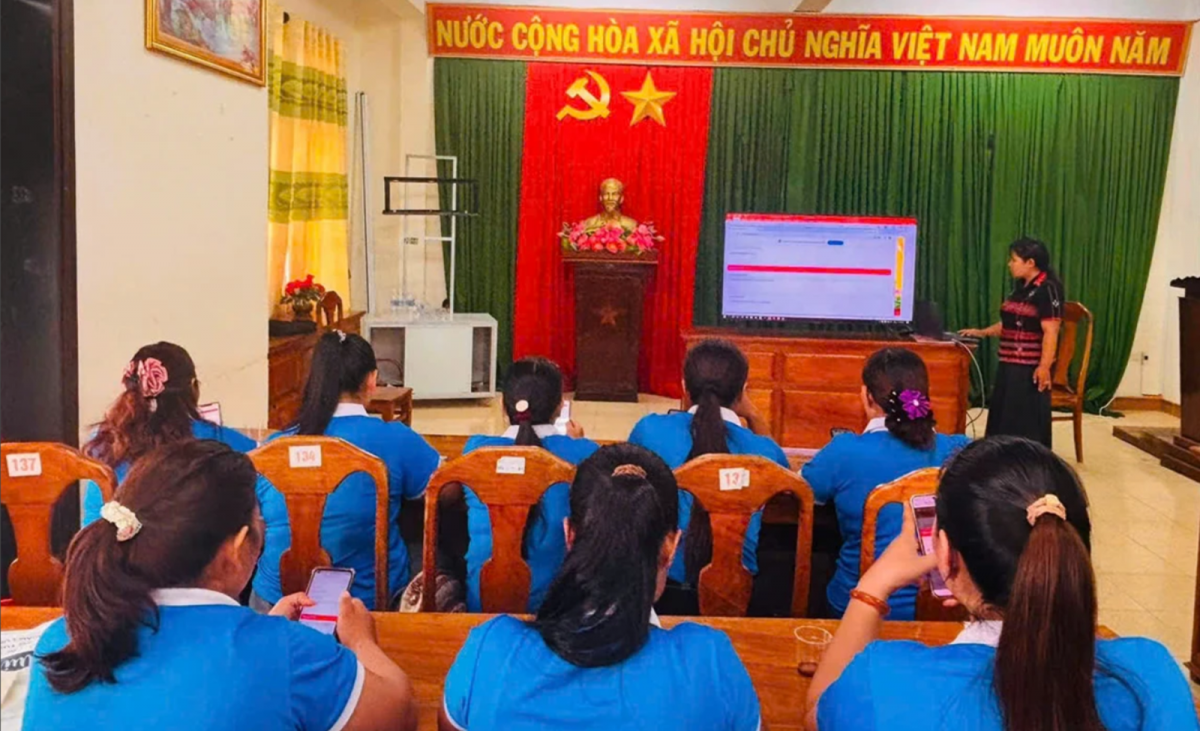 Thúc đẩy tiêu dùng xanh, chuyển đổi số cùng phụ nữ vùng biên A Lưới