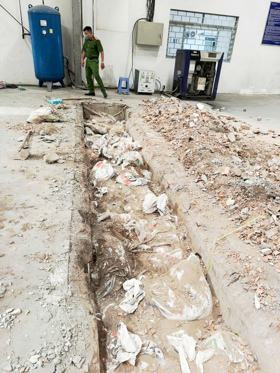 Vĩnh Long: Khởi tố 3 bị can trong vụ chôn lấp gần 48 tấn chất thải