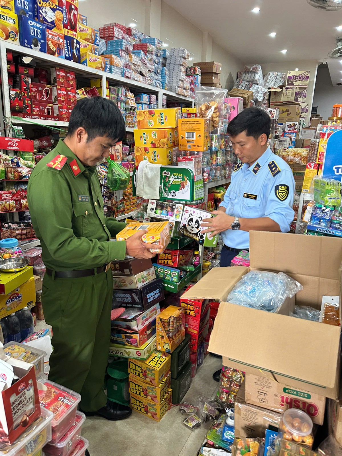 Quảng Trị: Liên tiếp phát hiện và thu giữ hàng trăm loại bánh, kẹo không rõ nguồn gốc xuất xứ