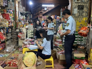 Quảng Trị: Liên tiếp phát hiện và thu giữ hàng trăm loại bánh, kẹo không rõ nguồn gốc xuất xứ