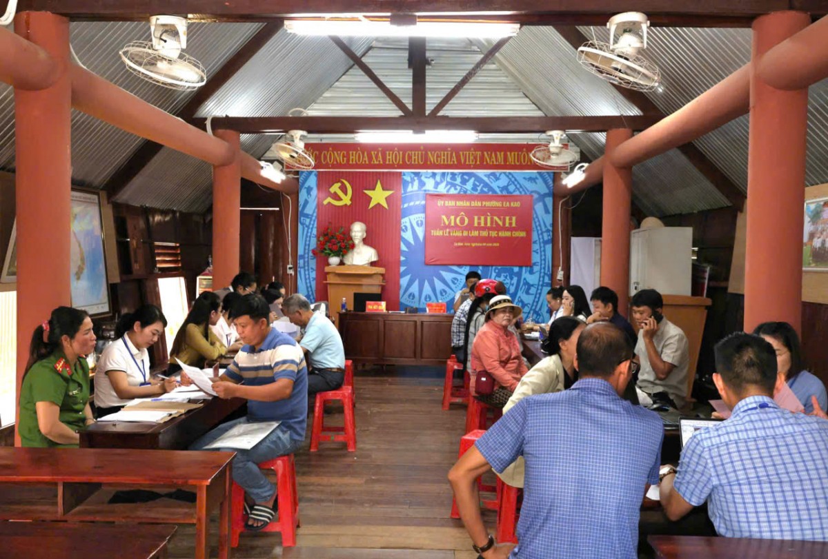 Phường Ea Kao đưa dịch vụ công đến tận buôn M’Duk, phục vụ người dân nhanh, thuận tiện.
