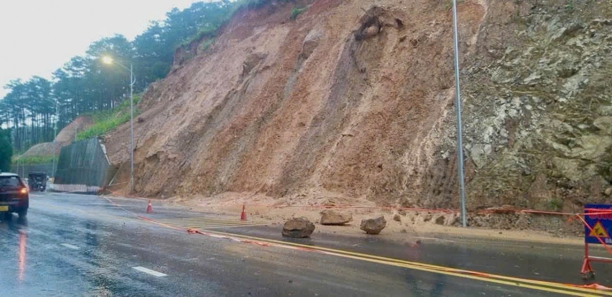 Mưa lớn tiếp tục gây sạt lở, chia cắt nhiều khu vực ở Lâm Đồng