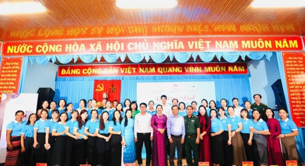dong hanh cung phu nu bien cuong tiep suc vuon len thoat ngheo