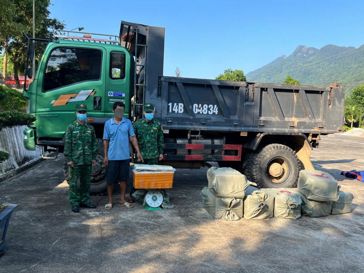 Ông Phùn Mằn Chắn cùng phương tiện và tang vật bị lực lượng Bộ đội Biên phòng phát hiện, thu giữ.