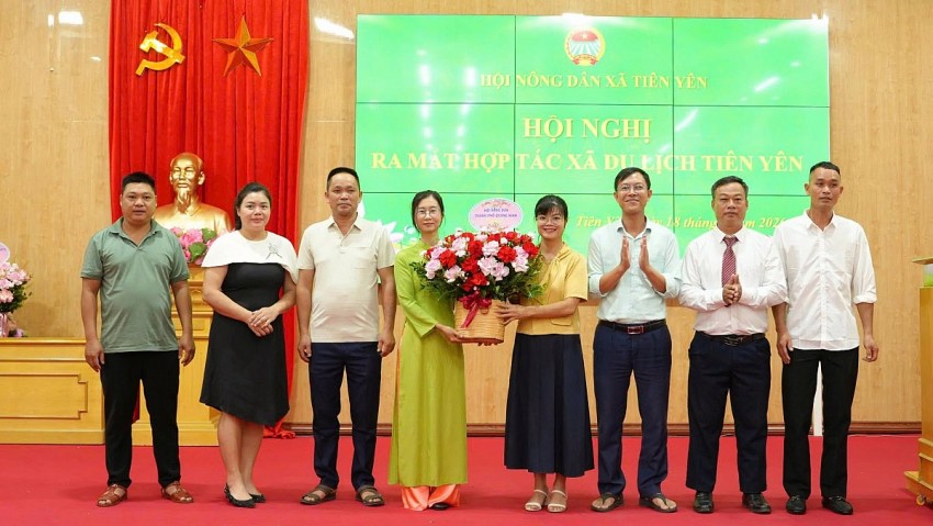 trao Quyết định thành lập cho thành viên HTX Du lịch Tiên Yên.