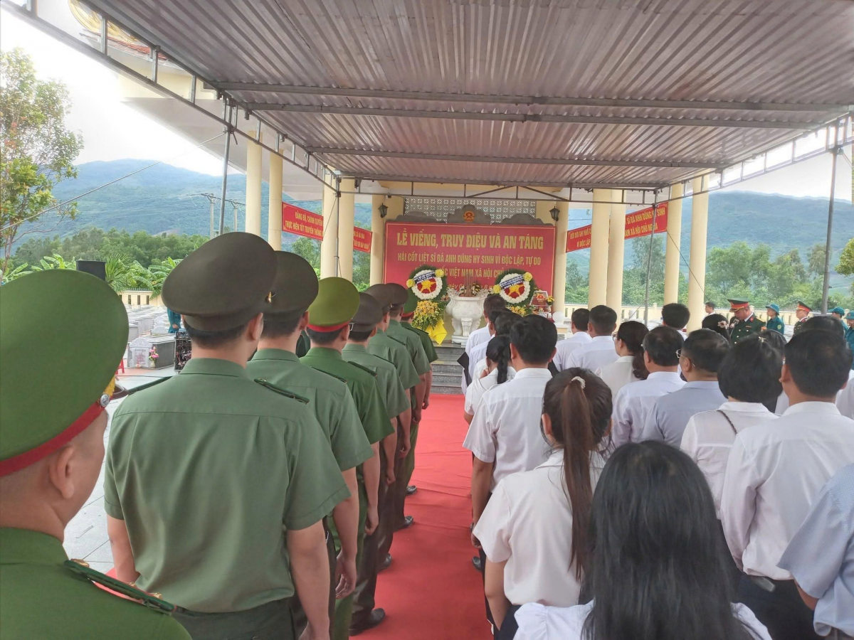 Ba hài cốt liệt sĩ được truy điệu, an táng tại Nghĩa trang Liệt sĩ Hà Nha.